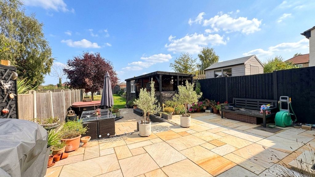 Property photo 3 of 18 Garden