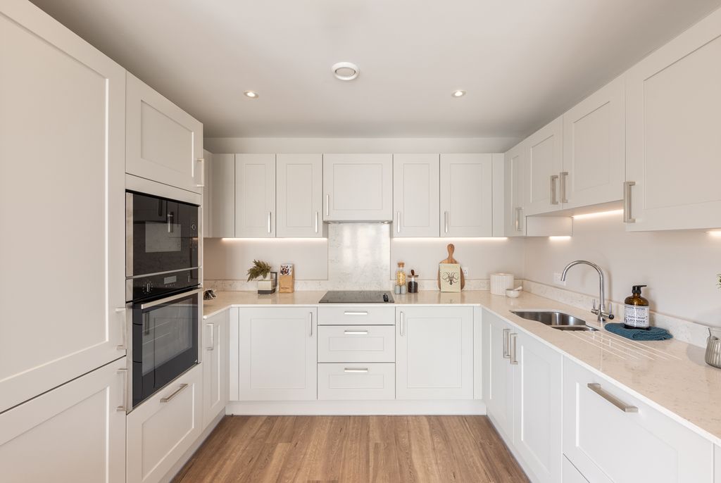 Property photo 3 of 22 LG Show Kitchen