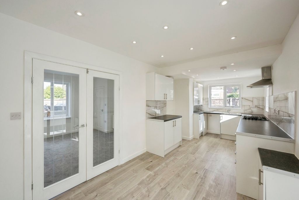 Property photo 3 of 17 Kitchen