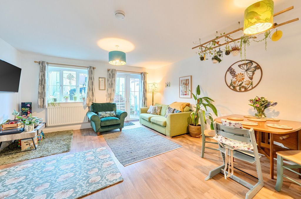 Property photo 2 of 13 1396695-11-696A16...