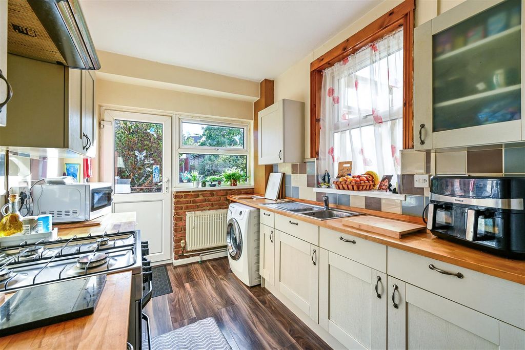 Property photo 3 of 17 Kitchen Units.Jpg