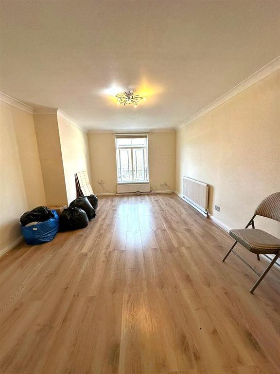 Property photo 1 of 7 Living Room