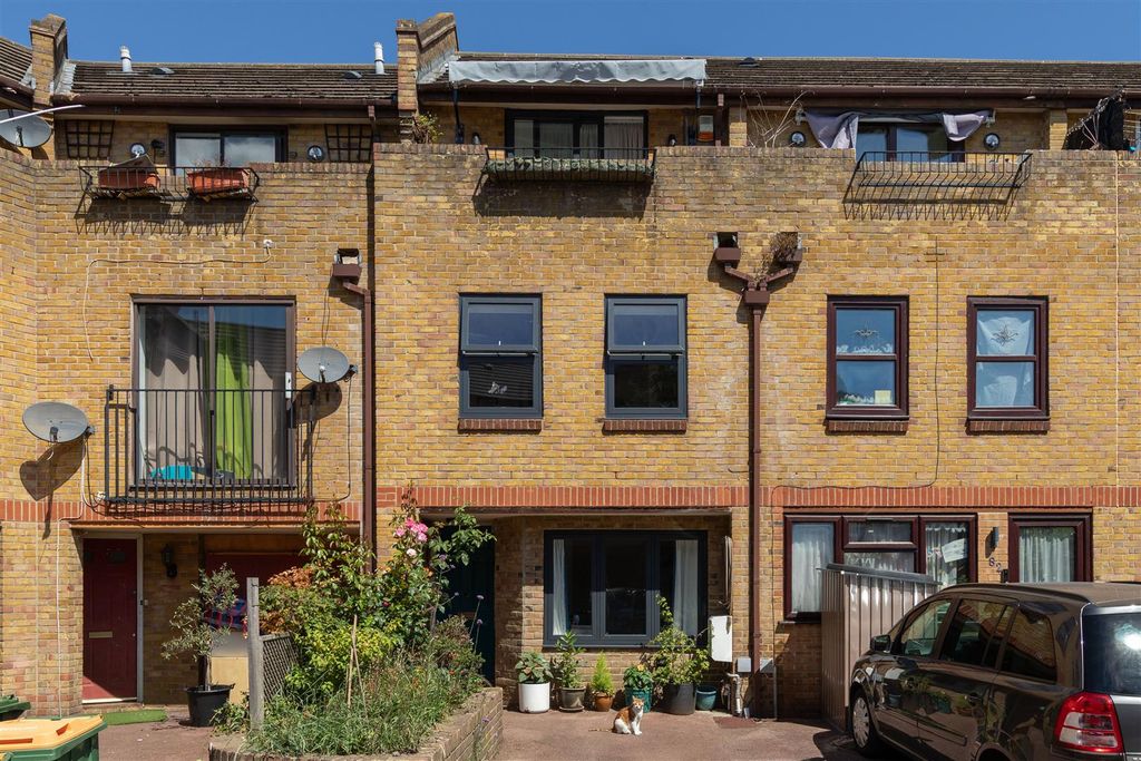 Property photo 1 of 30 Clarence Road, E12