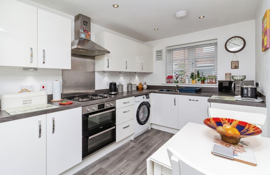 Property photo 3 of 16 Kitchen