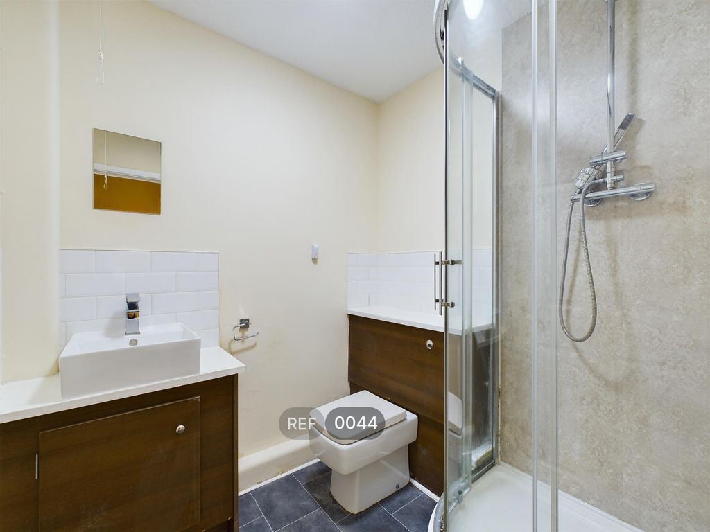 Property photo 2 of 11 Bathroom