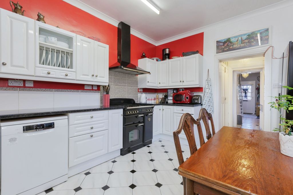 Property photo 3 of 18 Kitchen