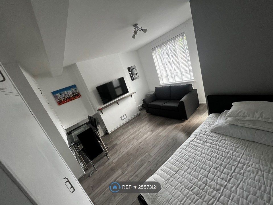 Property photo 2 of 8 Main Room