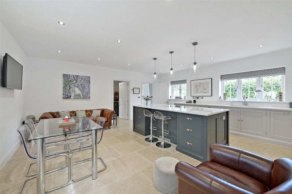 Property photo 3 of 14 Kitchen/Dining Area