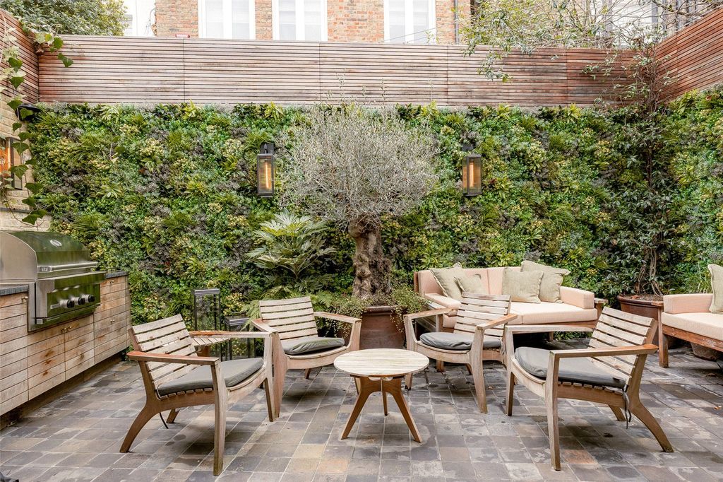 Property photo 2 of 13 Garden