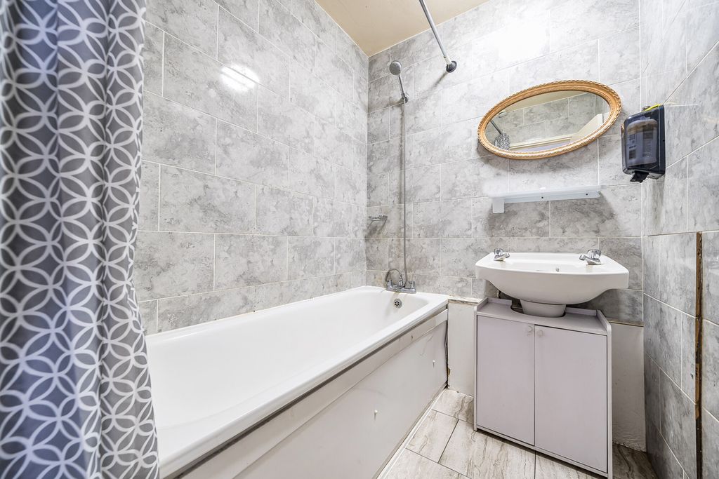 Property photo 3 of 17 Bathroom