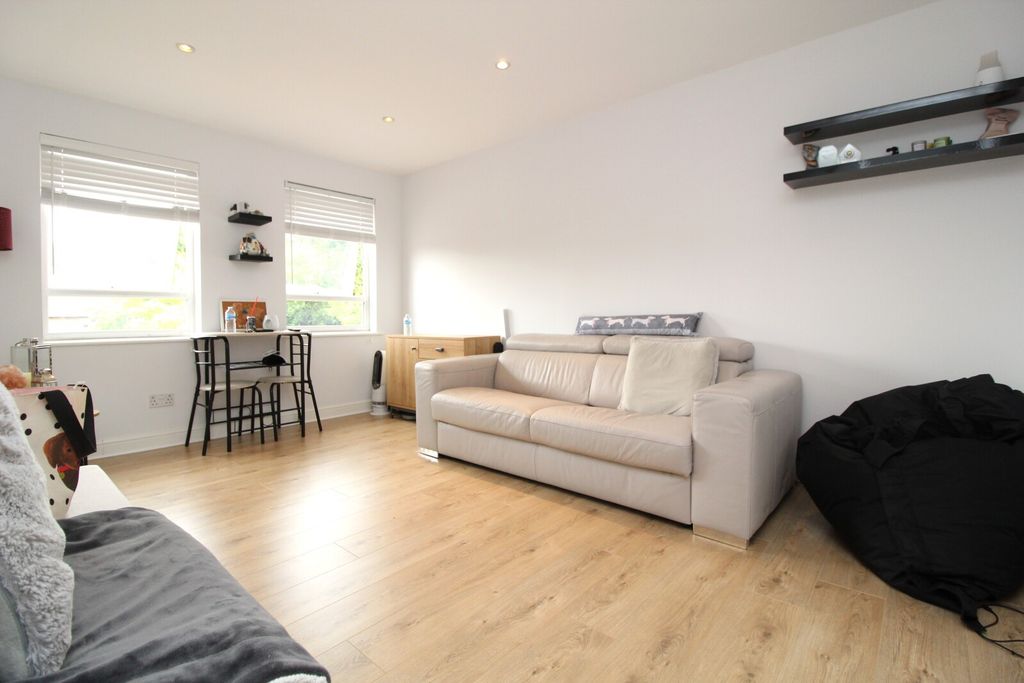 Property photo 1 of 4 Lounge