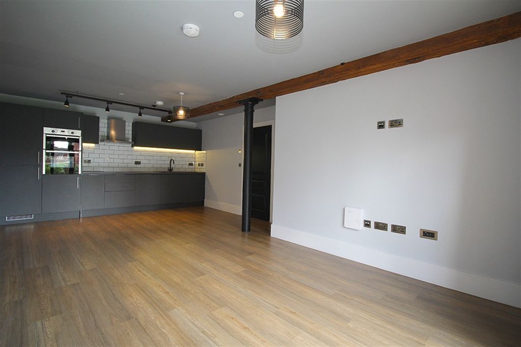 Property photo 3 of 33 Lounge / Kitchen