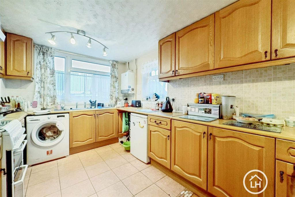 Property photo 3 of 16 Kitchen