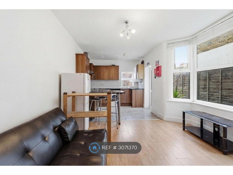 Property photo 3 of 6 Lounge / Kitchen
