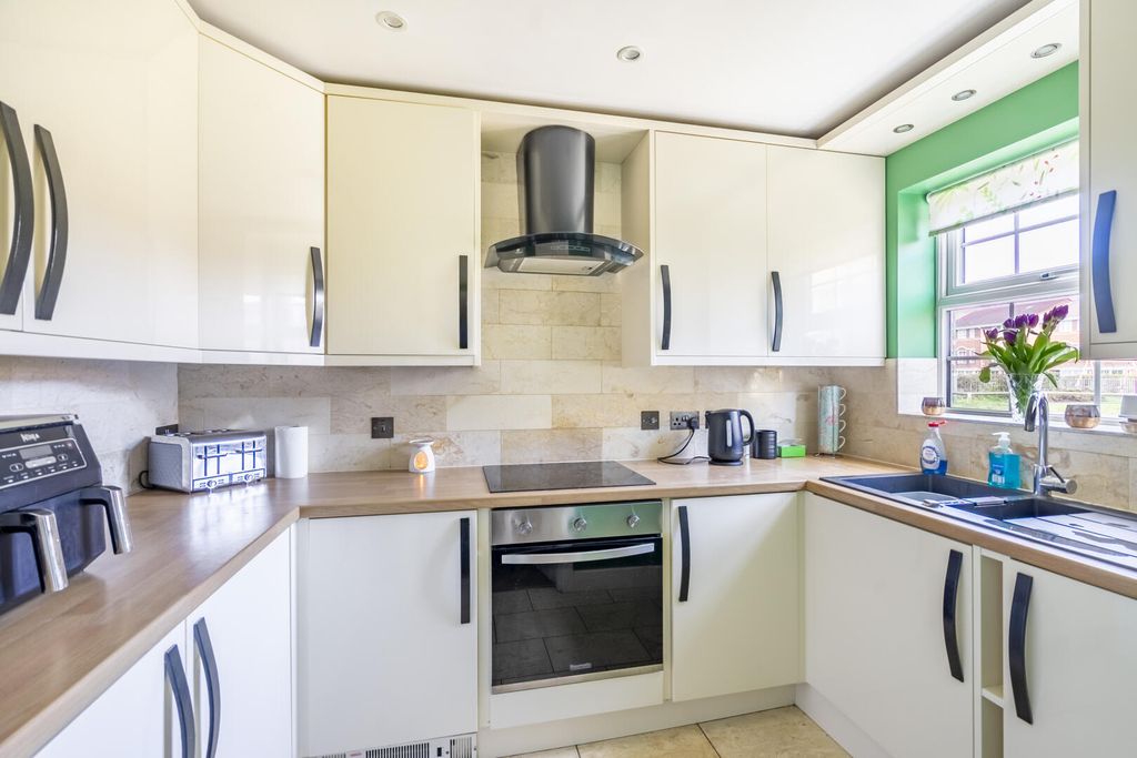 Property photo 2 of 19 Kitchen