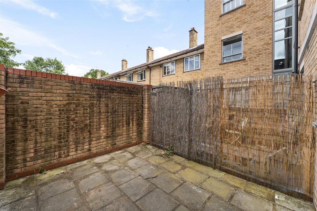 Property photo 2 of 15 Sandringham Road, E8