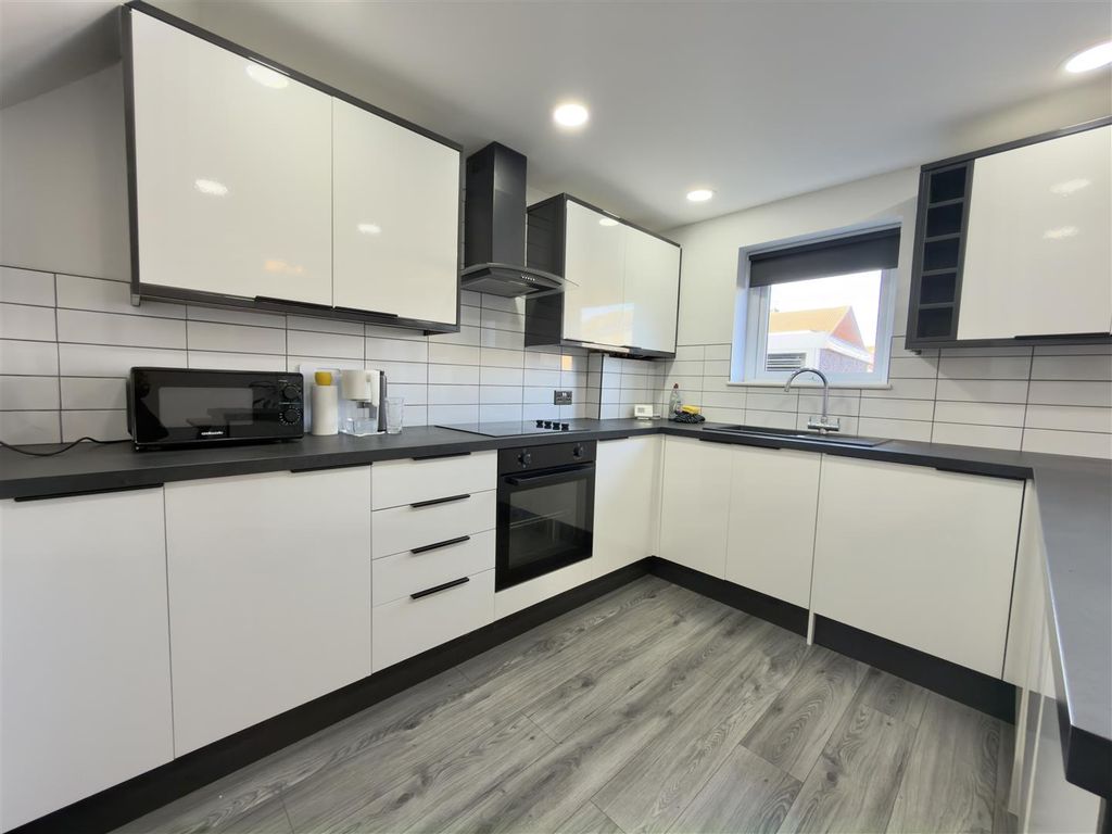 Property photo 3 of 17 Kitchen