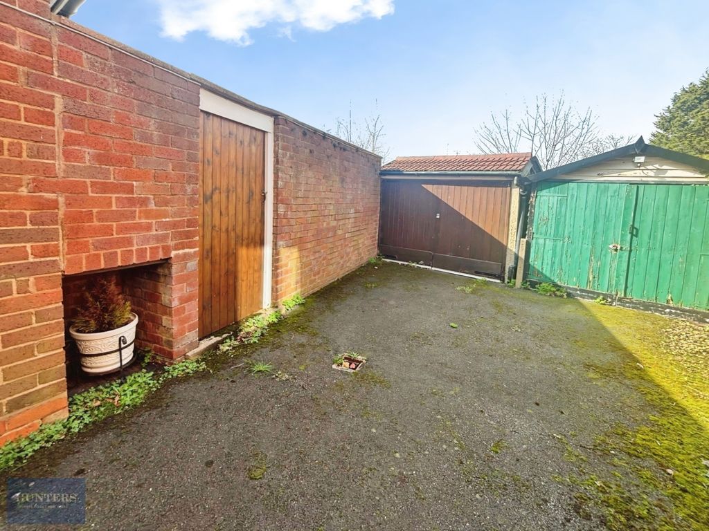 Property photo 2 of 18 Garage
