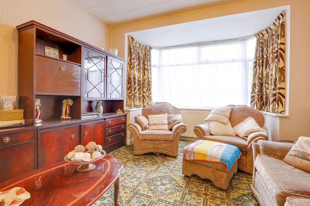 Property photo 3 of 27 Living Room