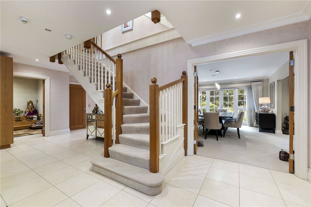 Property photo 2 of 21 Entrance Hall