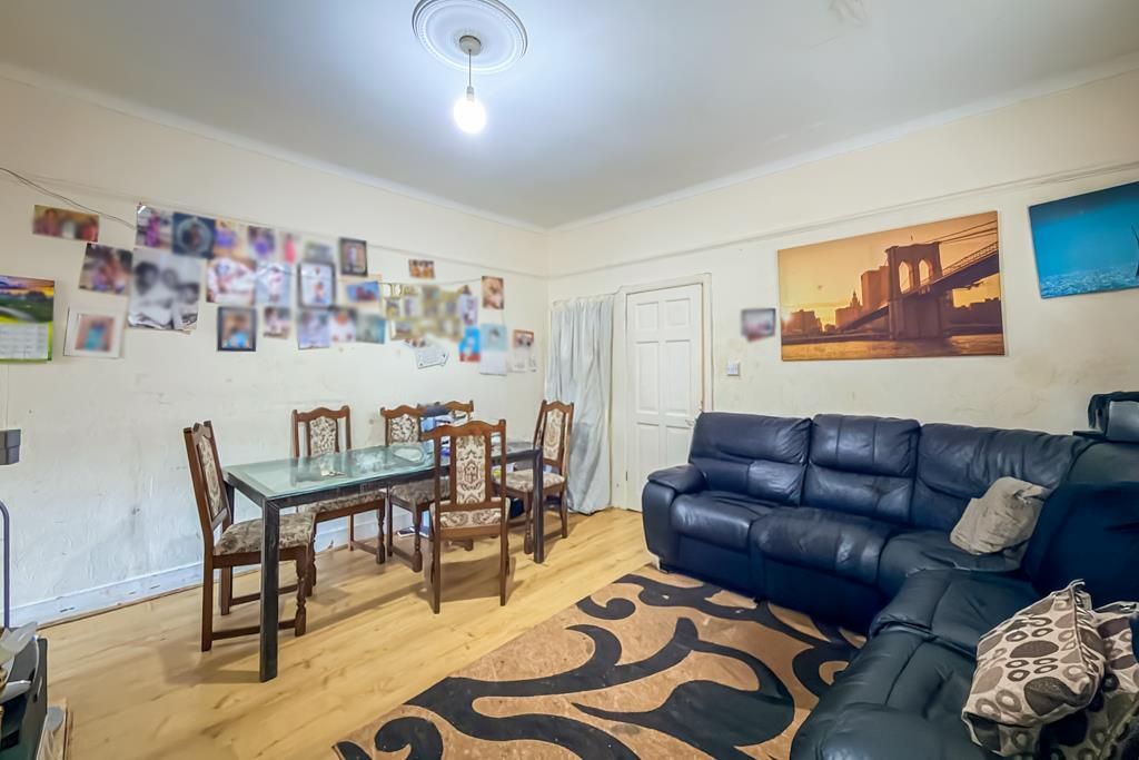 Property photo 3 of 13 Lounge