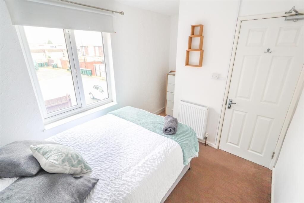 Property photo 3 of 6 Bright, Neatly Presented Double Bedroom With A Lar...