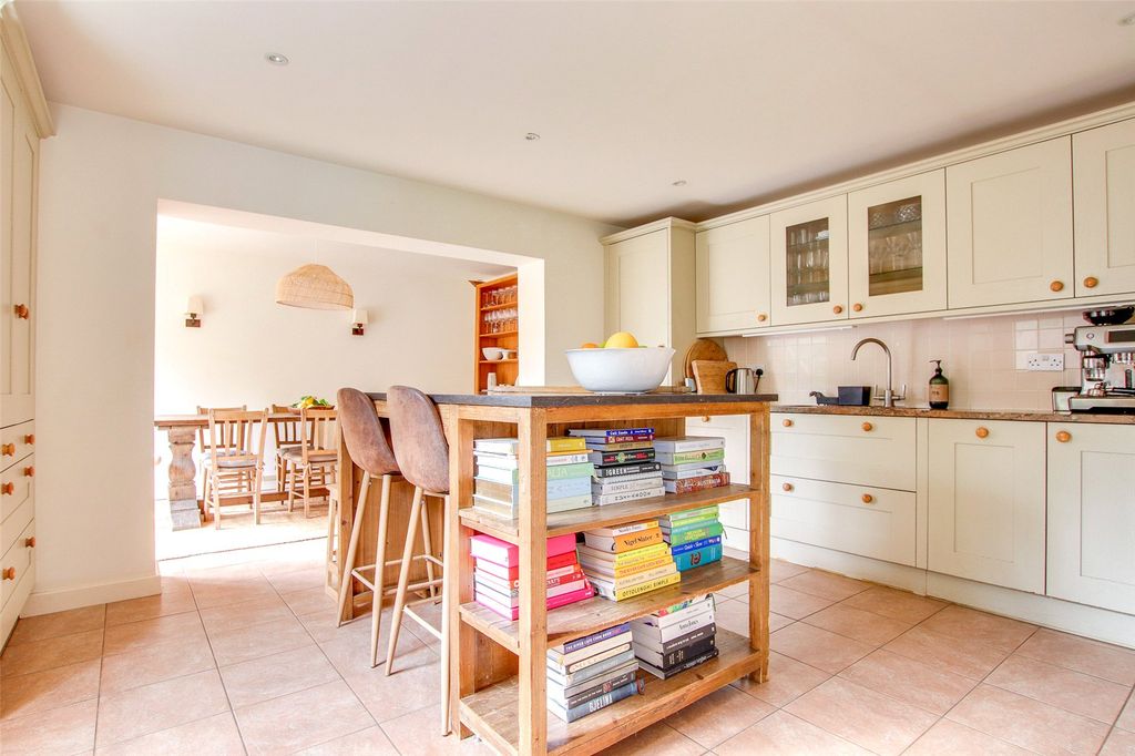 Property photo 3 of 14 Kitchen/Breakfast