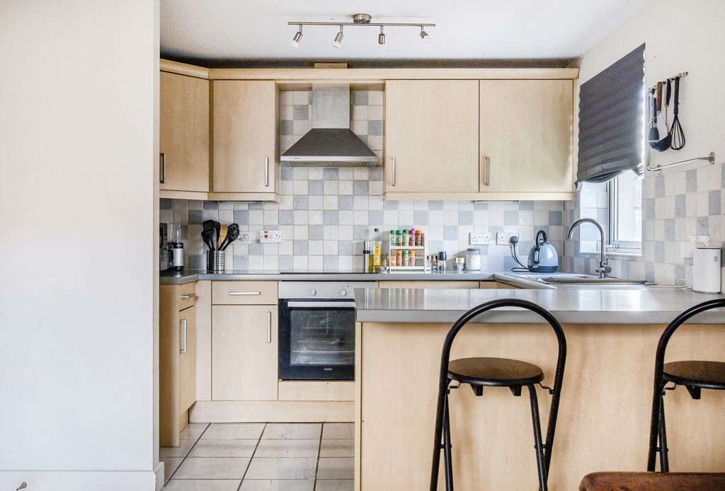Property photo 2 of 9 1344779-10-68B010...