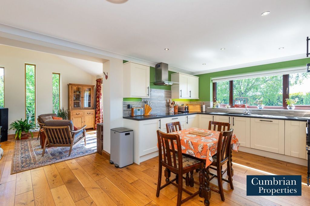 Property photo 2 of 33 Dining Kitchen