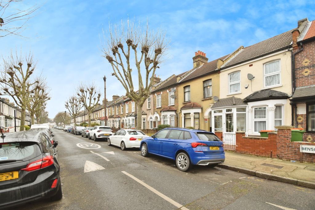 Property photo 2 of 16 Street Scene