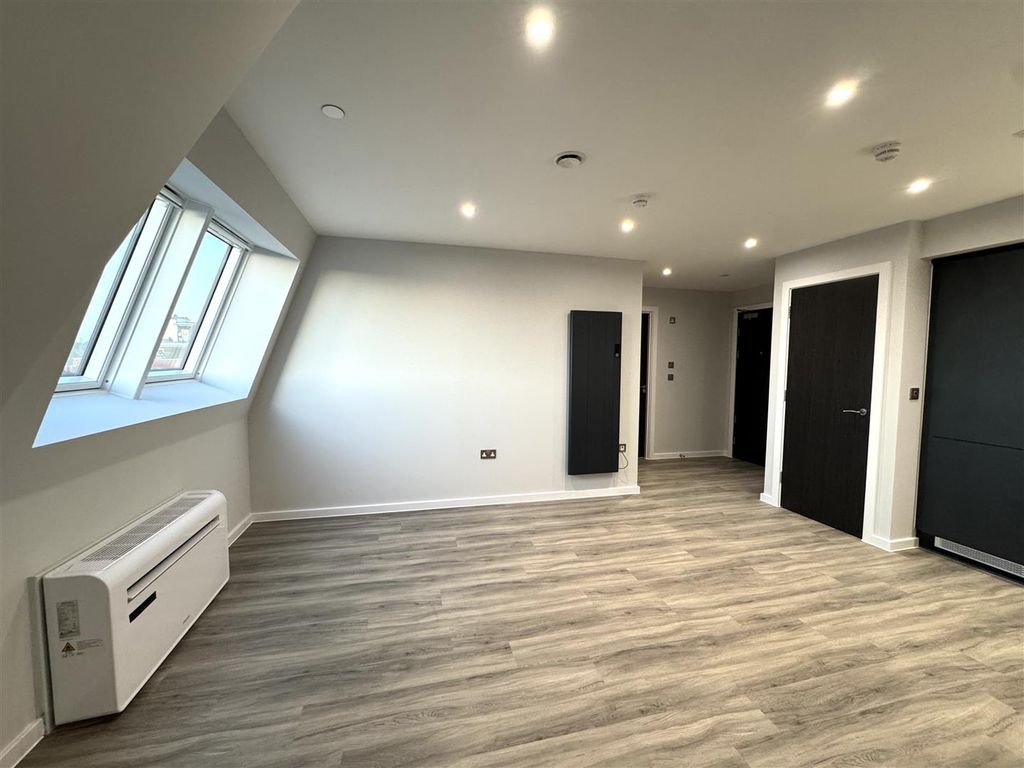 Property photo 3 of 12 Living Room Bed 5.Jpeg