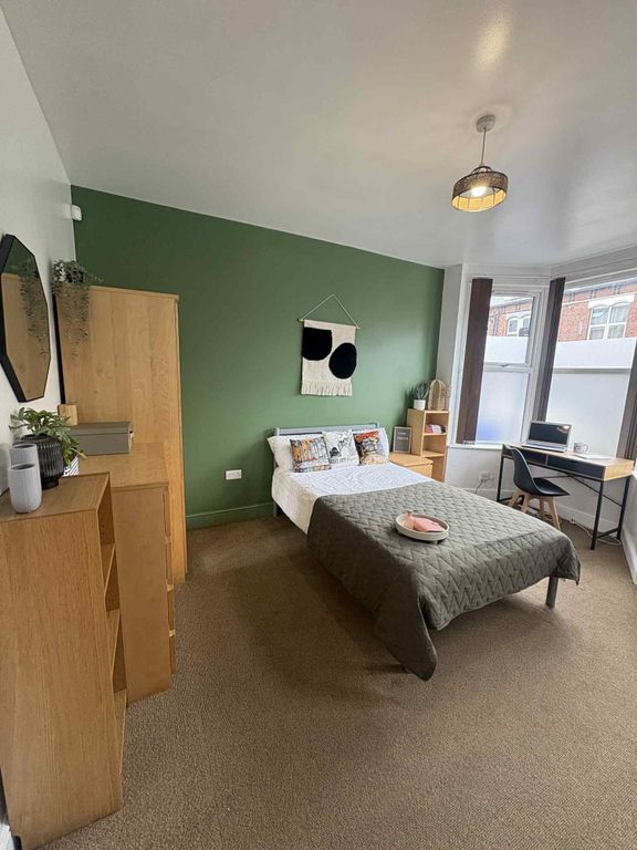 Property photo 2 of 15 A Stylish Double Bedroom Featuring A Cozy Double B...