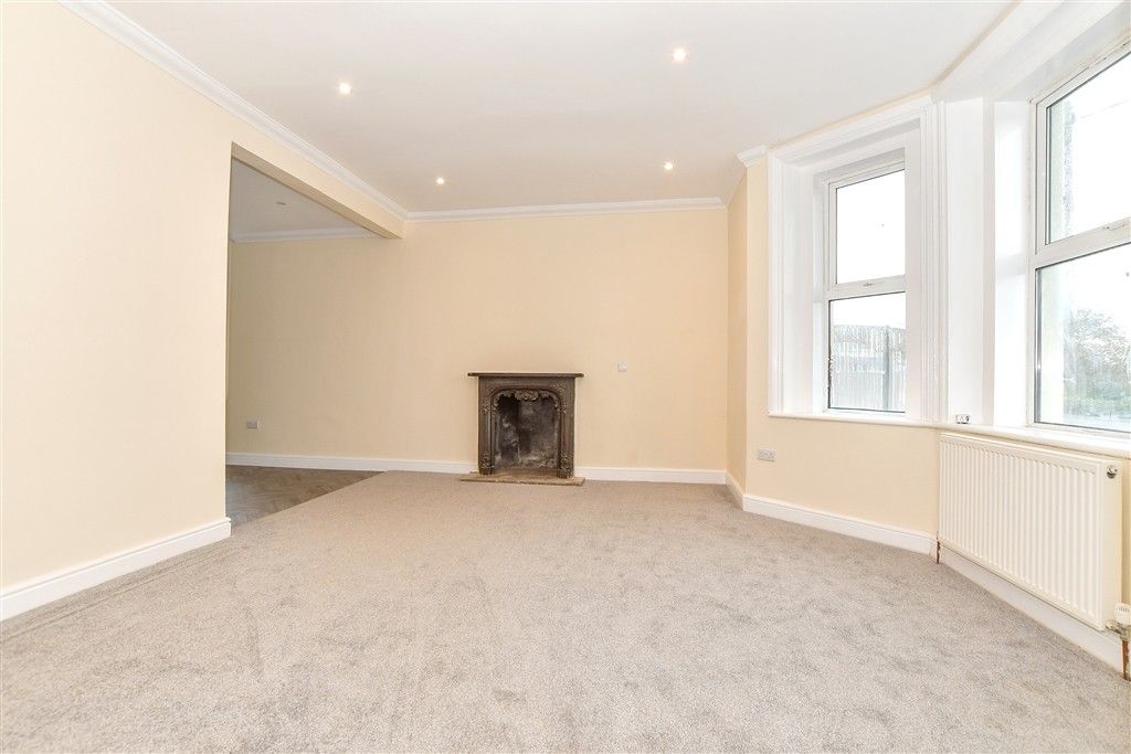 Property photo 1 of 9 Lounge