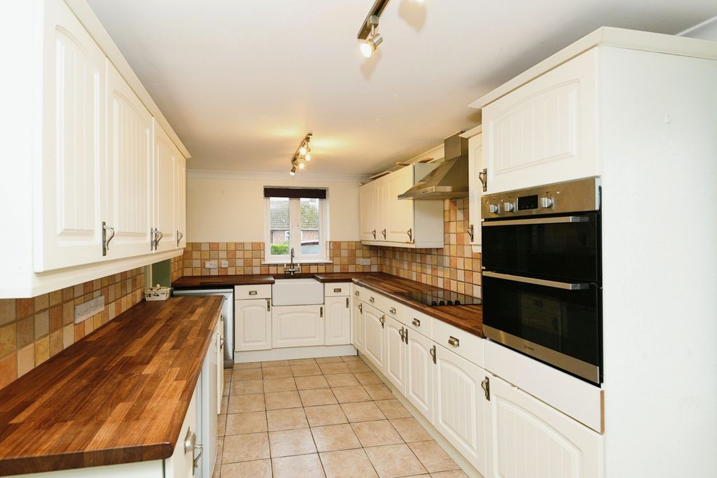 Property photo 3 of 15 Kitchen