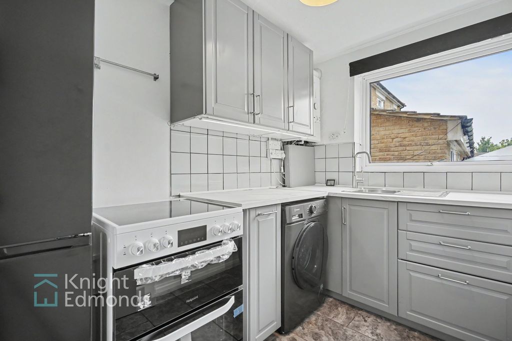 Property photo 2 of 8 Kitchen
