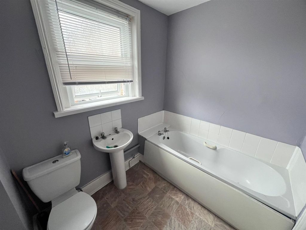 Property photo 1 of 8 Bathroom.Jpg