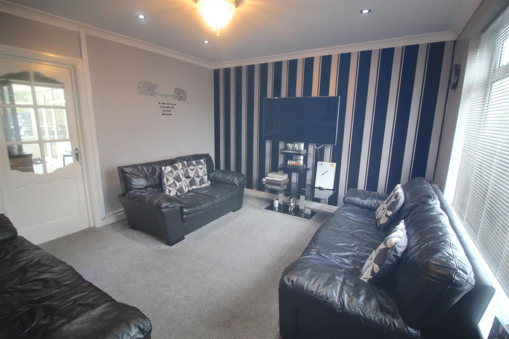 Property photo 2 of 12 Lounge