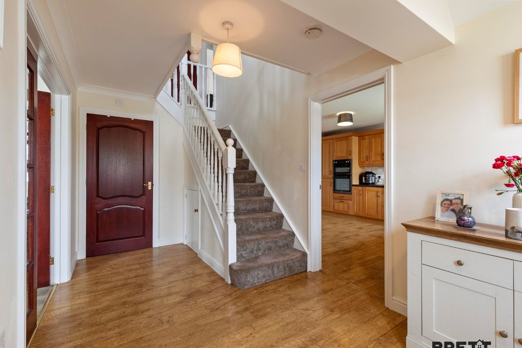 Property photo 2 of 13 Hallway