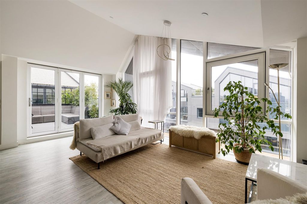 Property photo 2 of 25 Hoffmans Road, E17