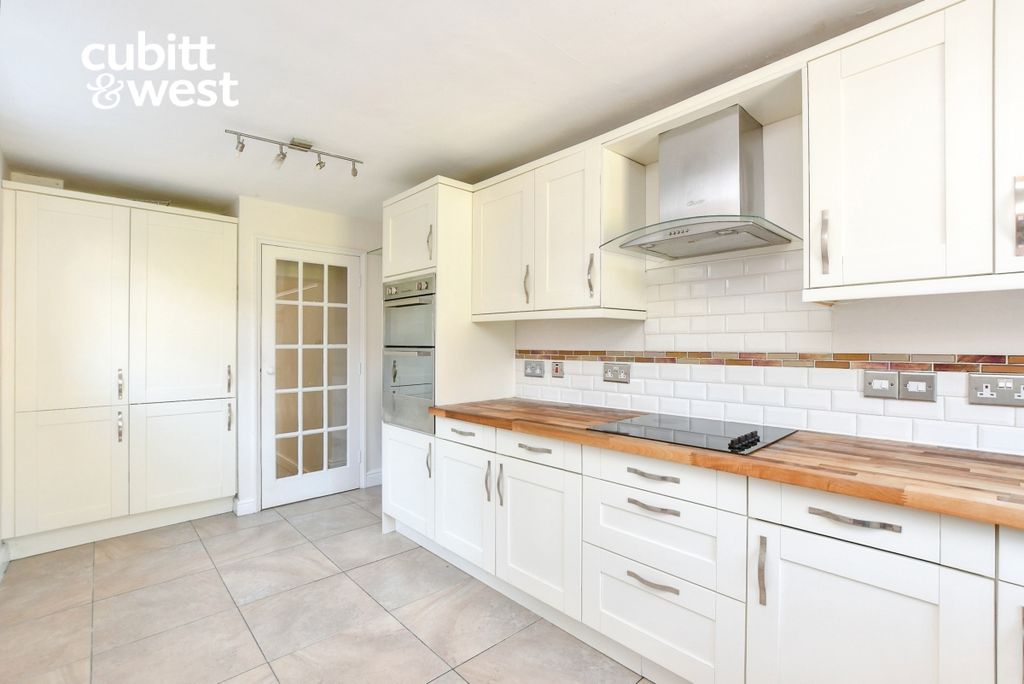 Property photo 2 of 19 d9807d52-901Gw9Y6