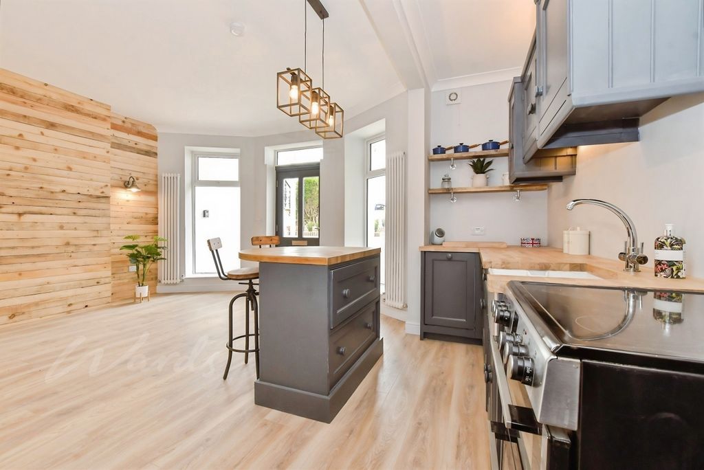 Property photo 1 of 12 Minnis 156 Kitche...