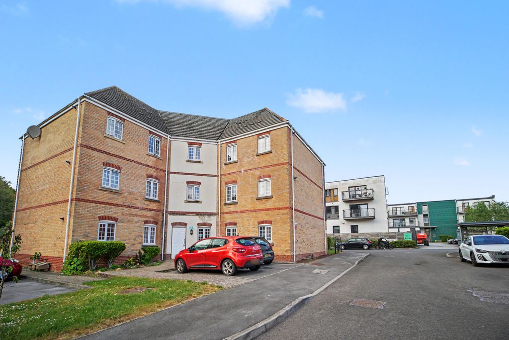 Property photo 1 of 16 6 Candover Court, Beggarwood, Basingstoke, Hampshire Rg22 4Pg
