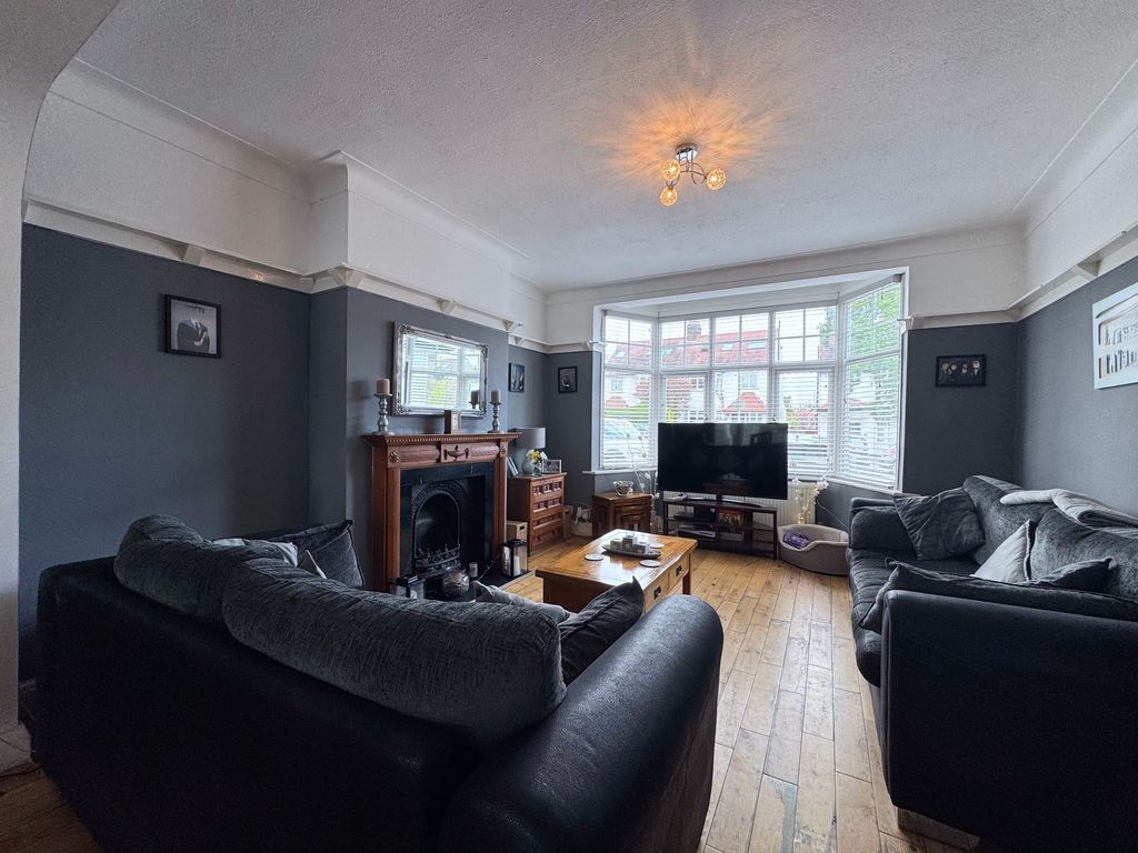 Property photo 2 of 19 Lounge