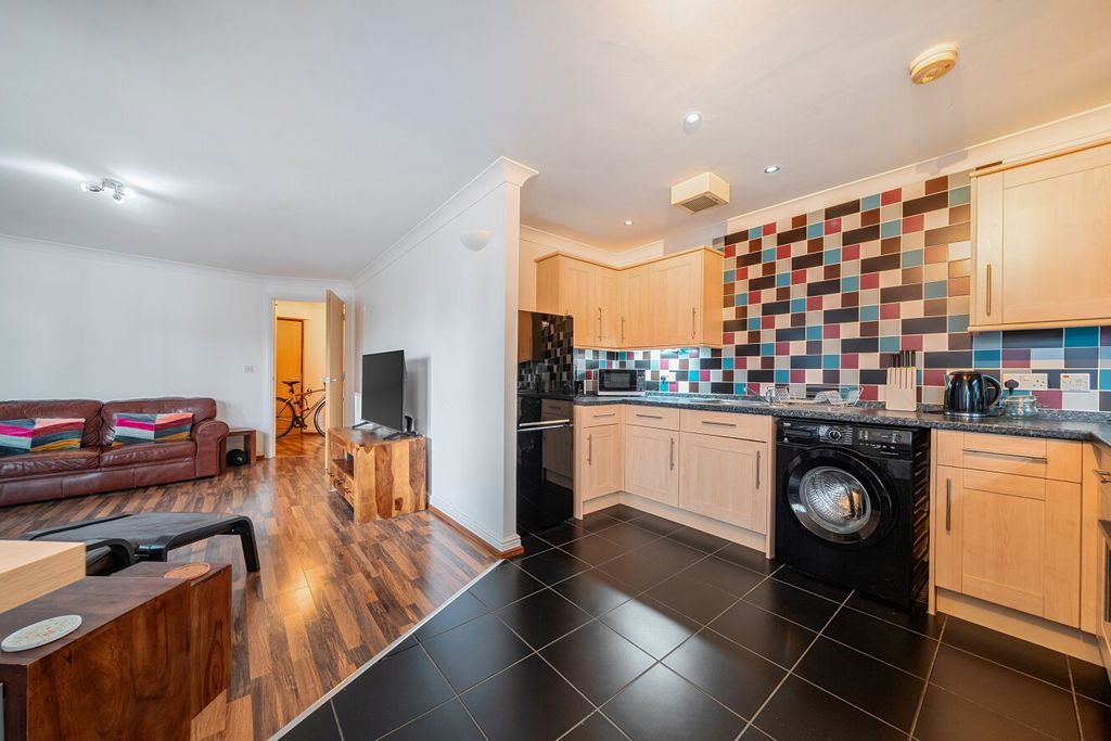 Property photo 3 of 23 1404529-3-69777ee...