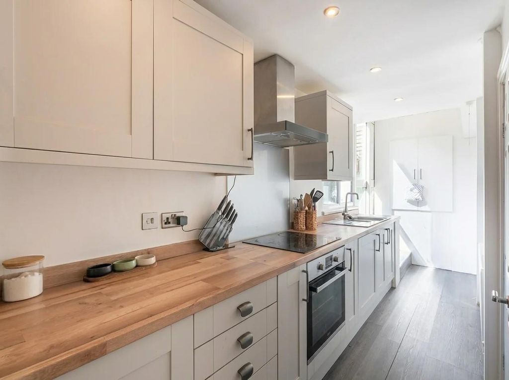 Property photo 3 of 8 12 High Street Kitchen Higgs.Jpeg