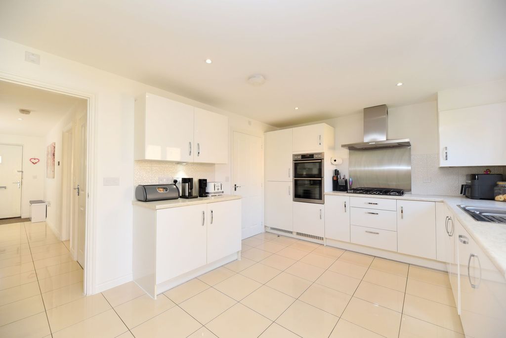 Property photo 2 of 27