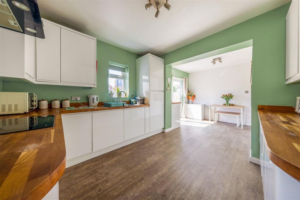 Property photo 3 of 26 Valerie Close-2.Jpg