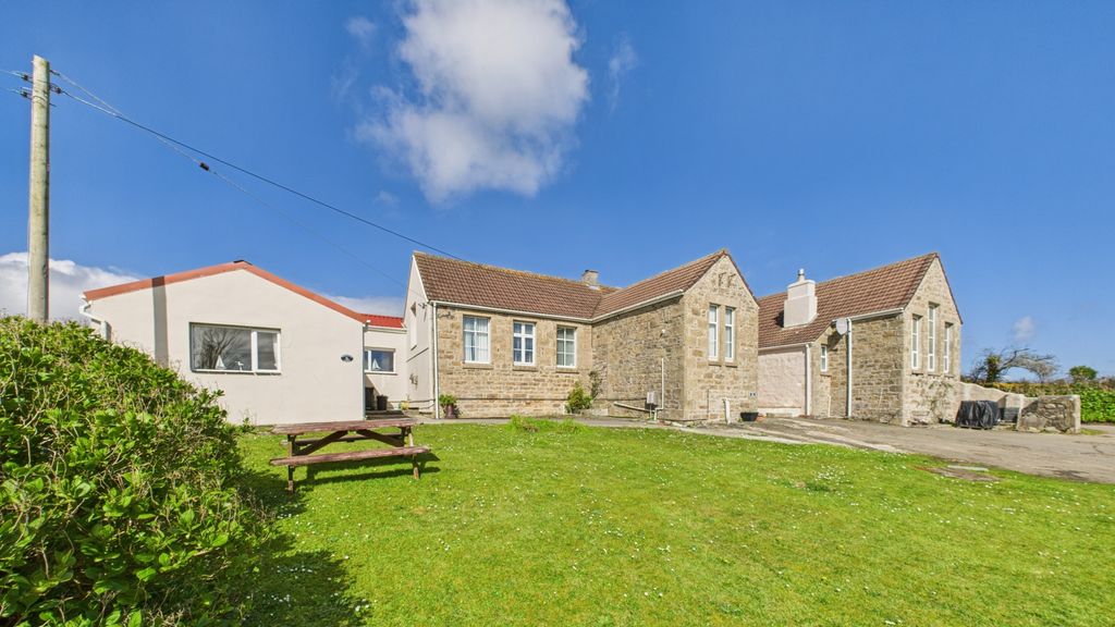 Property photo 1 of 20 6 Bedroom Detached House For Sale