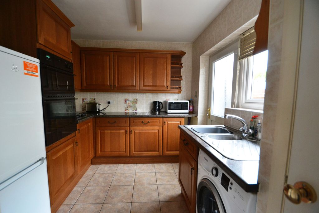 Property photo 3 of 11 Kitchen