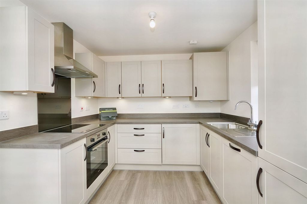 Property photo 2 of 8 Kitchen